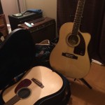 右側がエピフォン。チューナーがついてこのお値段はお徳でした。